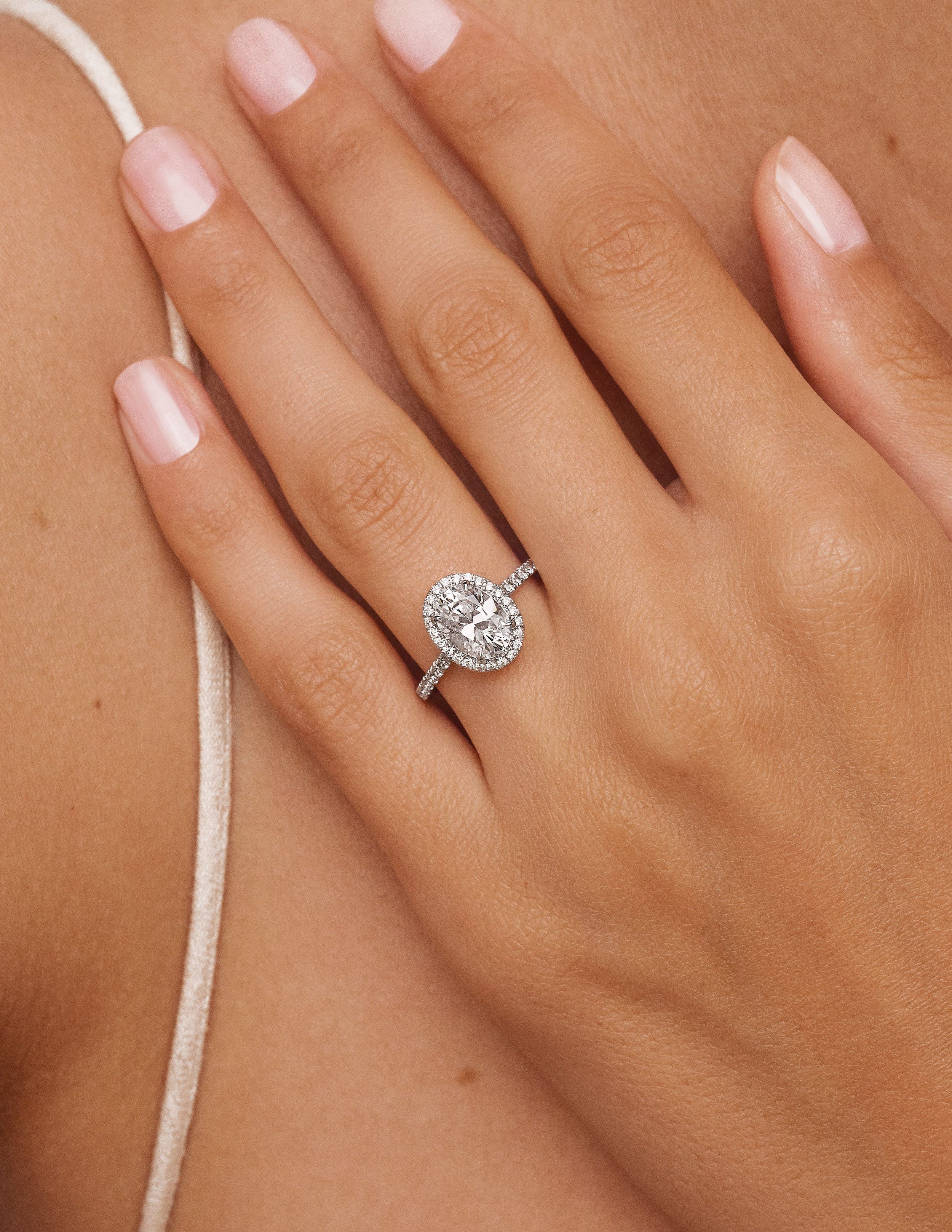 Bagues de fiancailles diamants sur mesure Paris Delicate taille Ovale